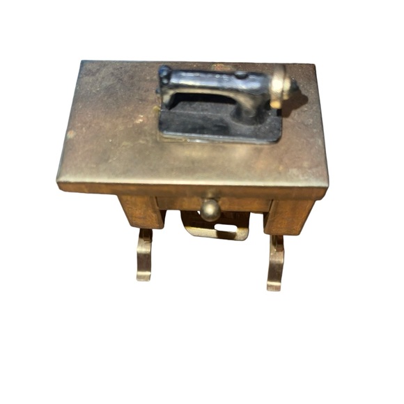 Vintage 1:12th Scale Dollhouse Miniature Metal Treadle Sewing Machine - Picture 2 of 7
